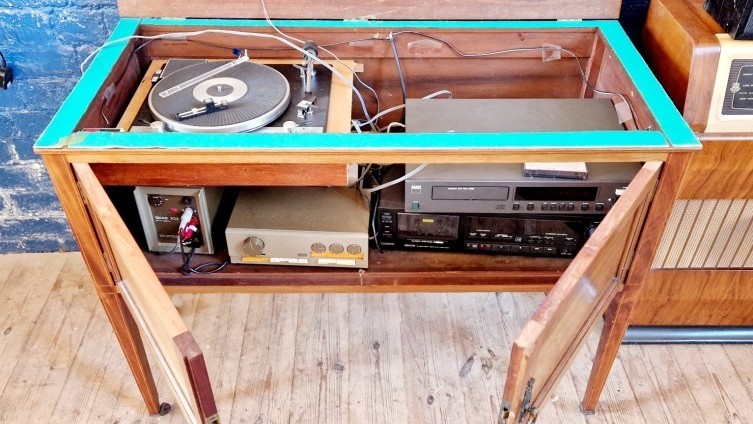 Qty of Hifi Equipment - £1,000