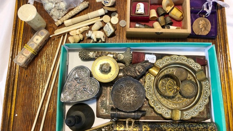 £340 - Assorted Collectors Items