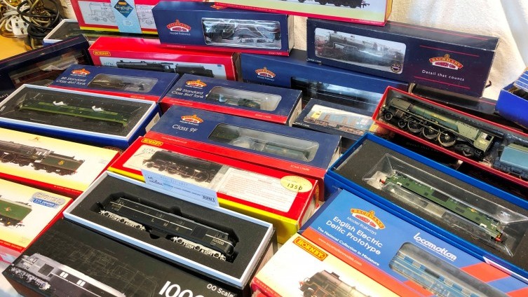 Collection of 00 Gauge Locomotives & Rolling Stock
