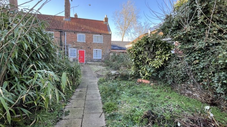 {cf_property_name} Grundys Court