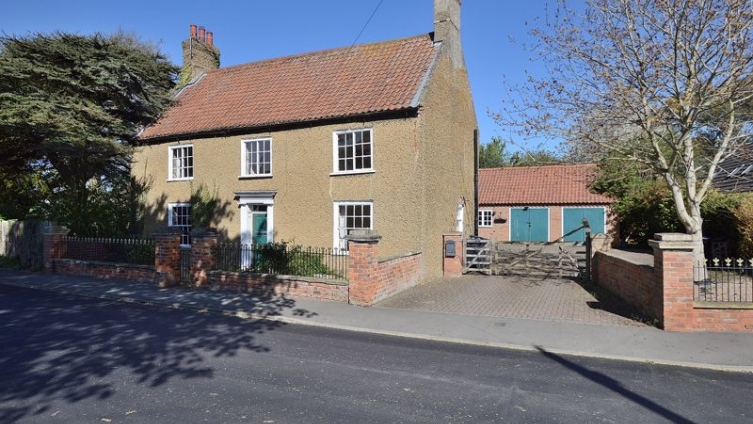 {cf_property_name} 33 Hunters Lane