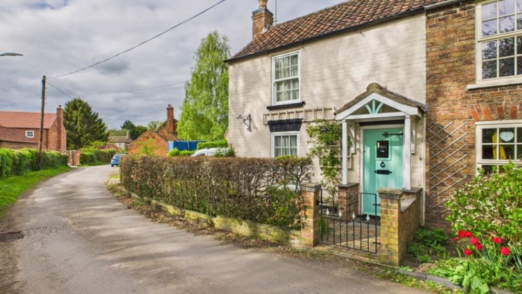 {cf_property_name} Moat Lane