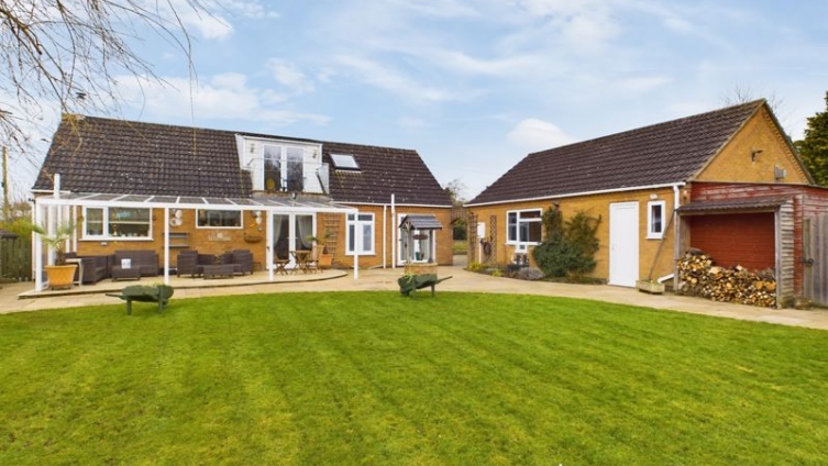 {cf_property_name} Fen Lane