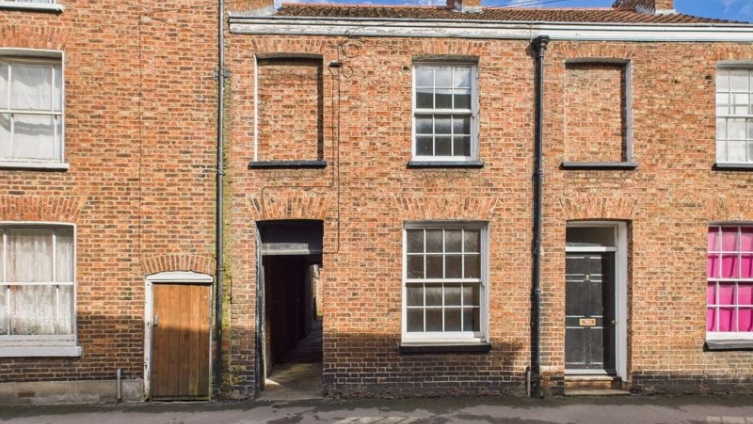 {cf_property_name} Banks Street